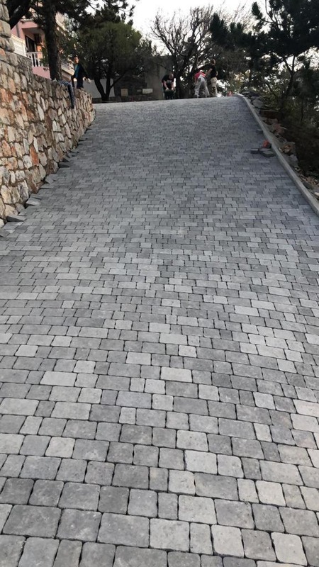 Popločani prilaz od betonskih opločnika za dugotrajnu vanjsku primjenu